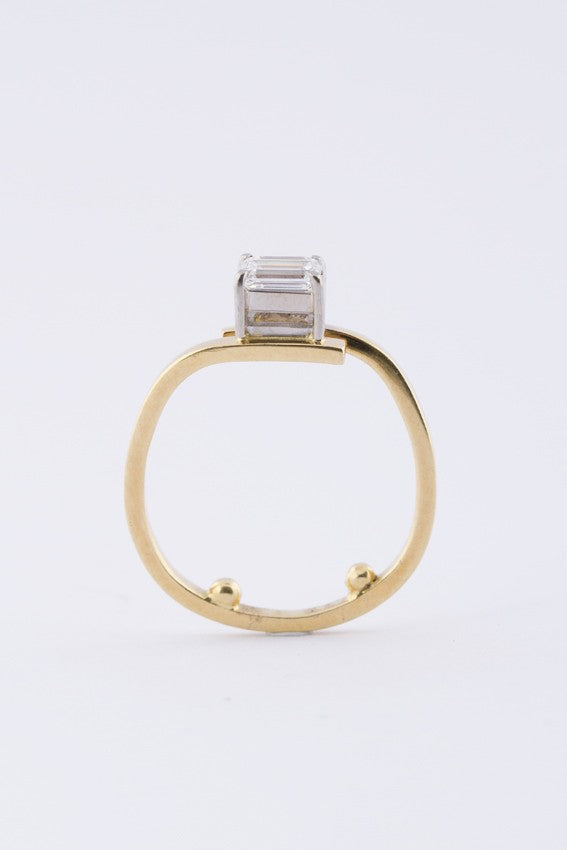 Gouden solitair ring met diamant (smaragd slijpsel)