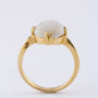Gouden ring met melk opaal