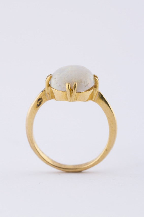 Gouden ring met melk opaal