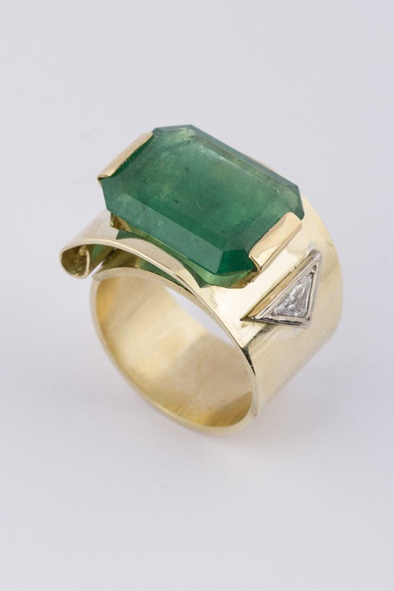 Gouden ring met smaragd en triangel briljant