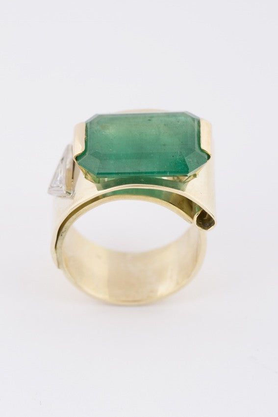 Gouden ring met smaragd en triangel briljant