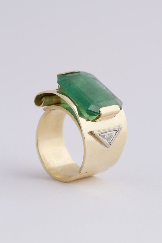 Gouden ring met smaragd en triangel briljant