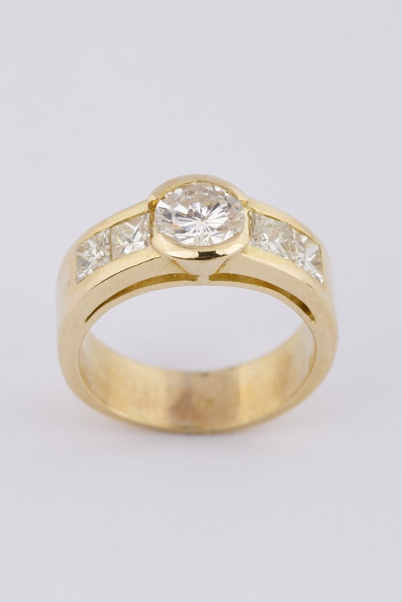 Gouden band ring met briljant en diamanten