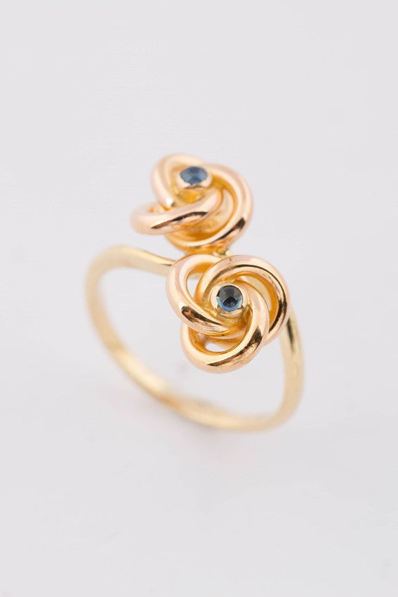 Antieke gouden slagring met 2 saffieren