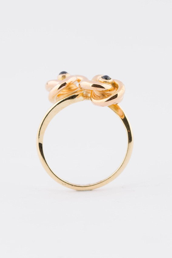 Antieke gouden slagring met 2 saffieren