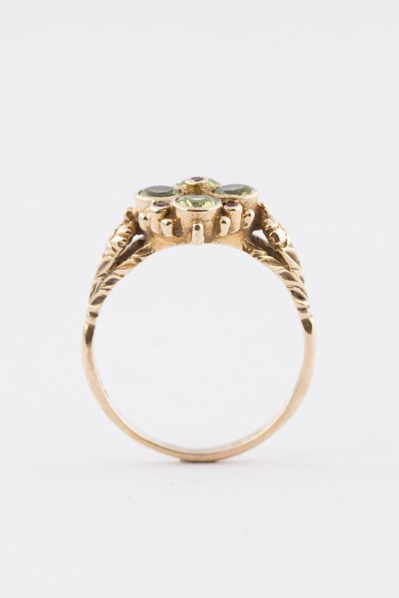 9 krt. victoriaanse ring met peridoot en robijnen