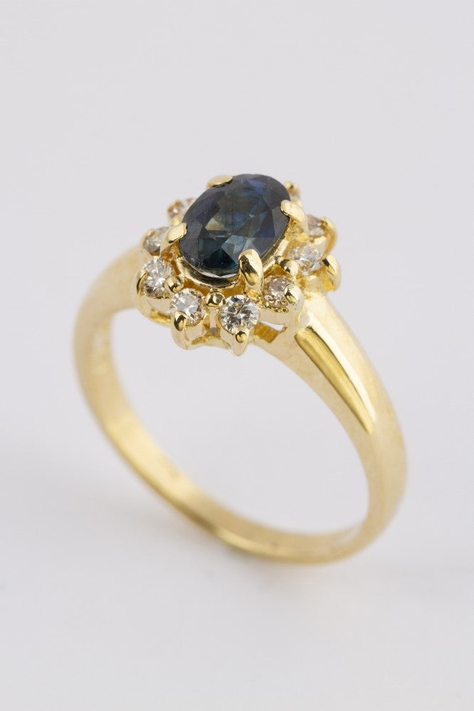 Gouden entourage ring met saffier en briljant