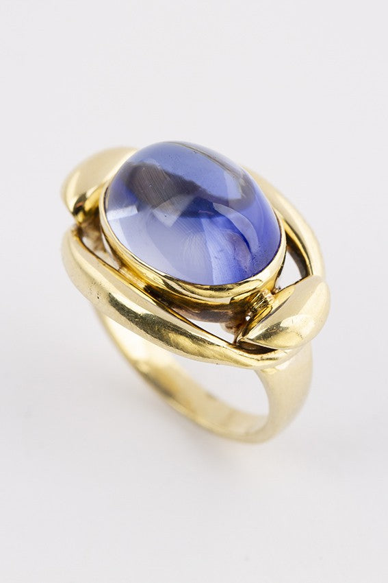 Gouden ring met cabochon geslepen saffier