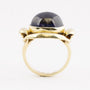 Gouden ring met cabochon geslepen saffier