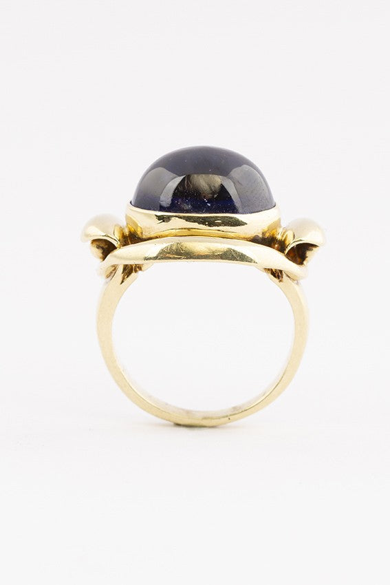Gouden ring met cabochon geslepen saffier