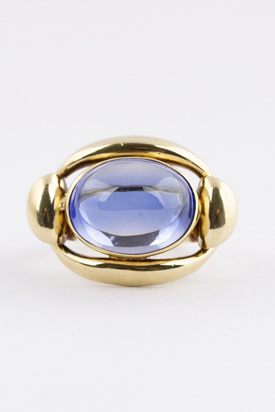 Gouden ring met cabochon geslepen saffier