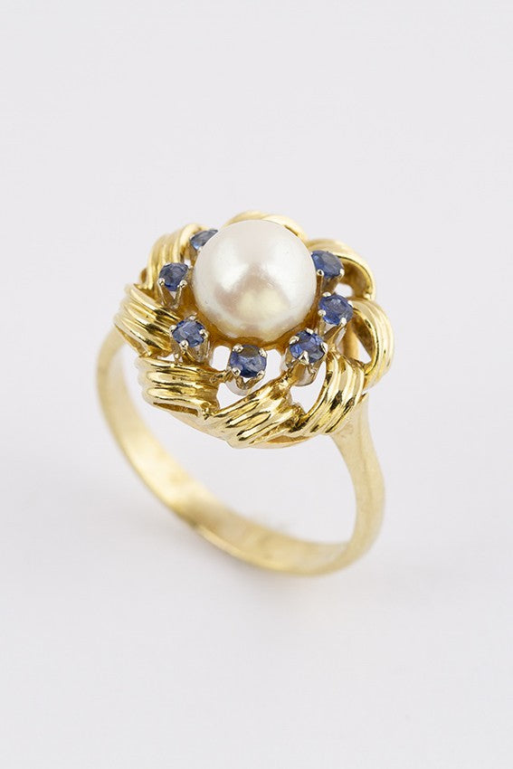 Gouden entourage ring met parel en saffier