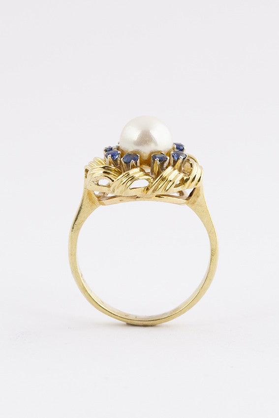 Gouden entourage ring met parel en saffier