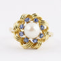 Gouden entourage ring met parel en saffier