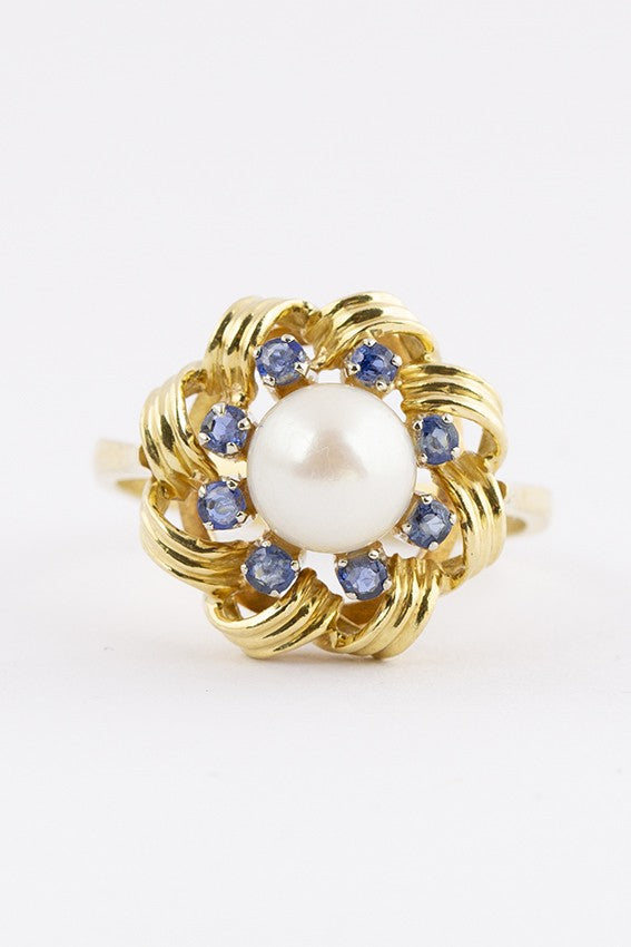 Gouden entourage ring met parel en saffier