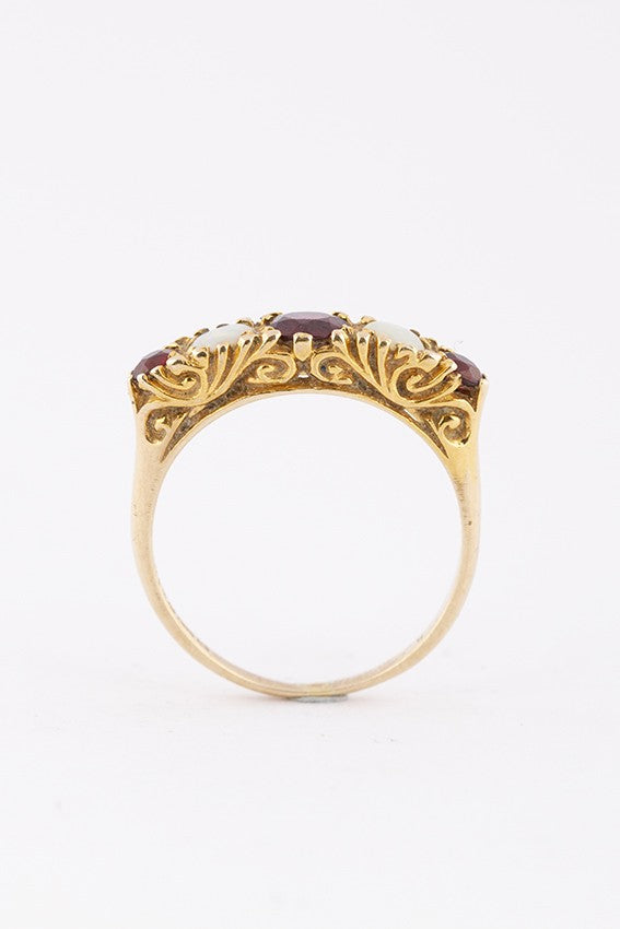 Antieke 9 krt. engelse victoriaanse rij ring