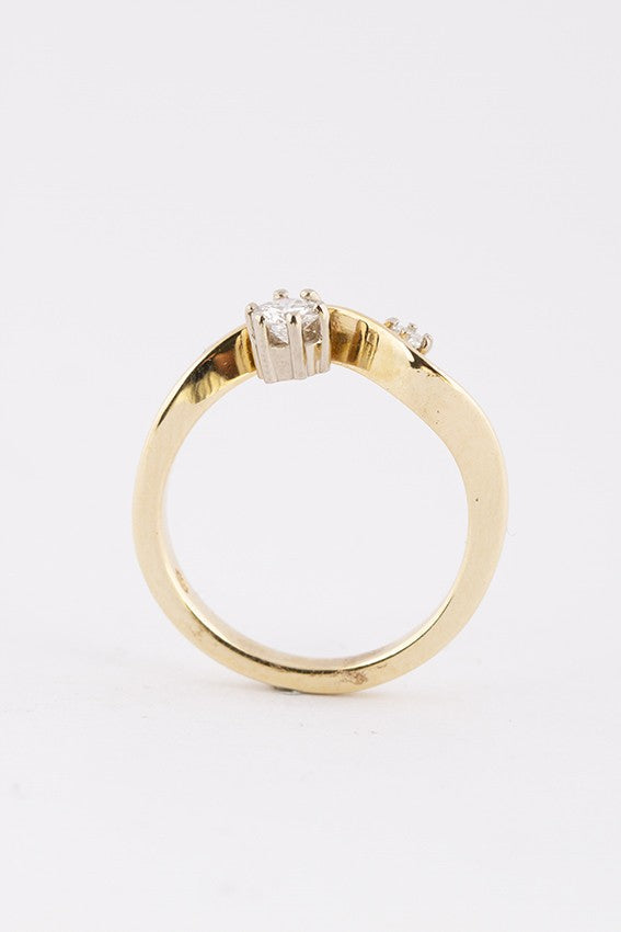 Gouden slag ring met 2 briljanten