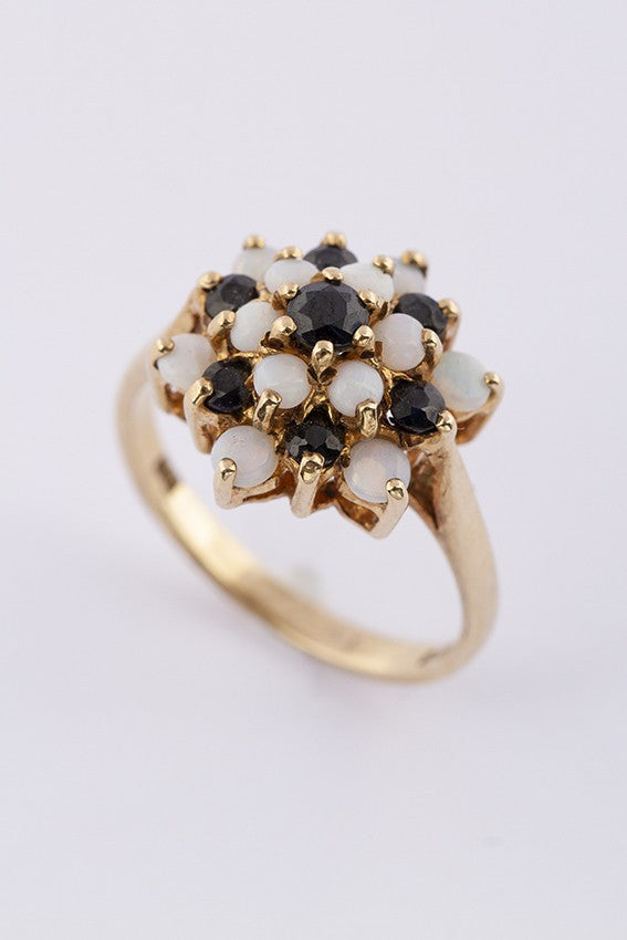 9 krt. dubbele entourage ring met saffieren en opalen