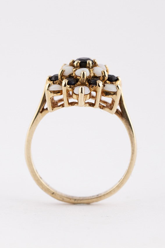 9 krt. dubbele entourage ring met saffieren en opalen