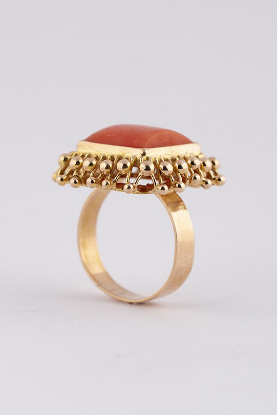 Gouden ring met bloedkoraal