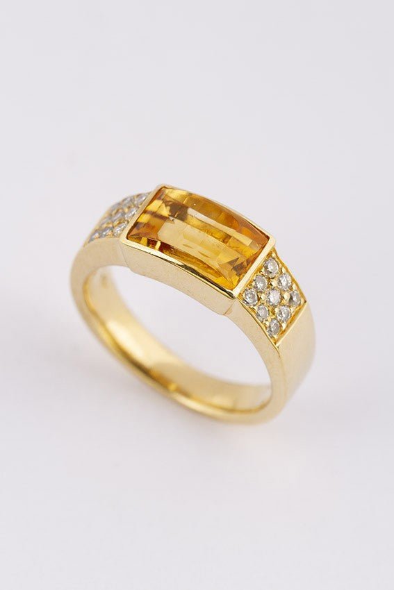 Gold band ring with faceted citrine and brilliants