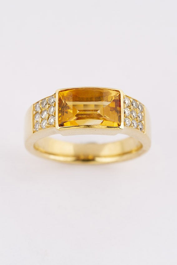 Gold band ring with faceted citrine and brilliants