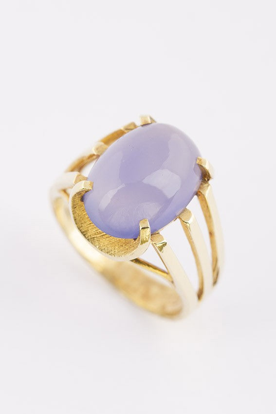 Gold ring with chalcedony
