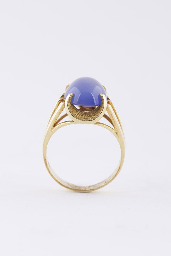 Gold ring with chalcedony