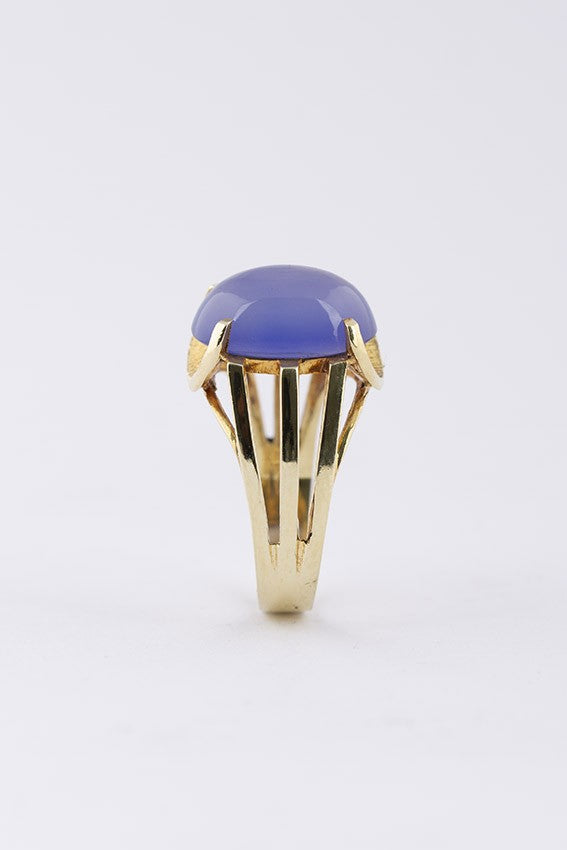 Gold ring with chalcedony