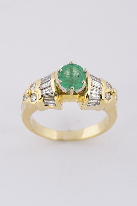 Gouden band ring met een smaragd en diamanten