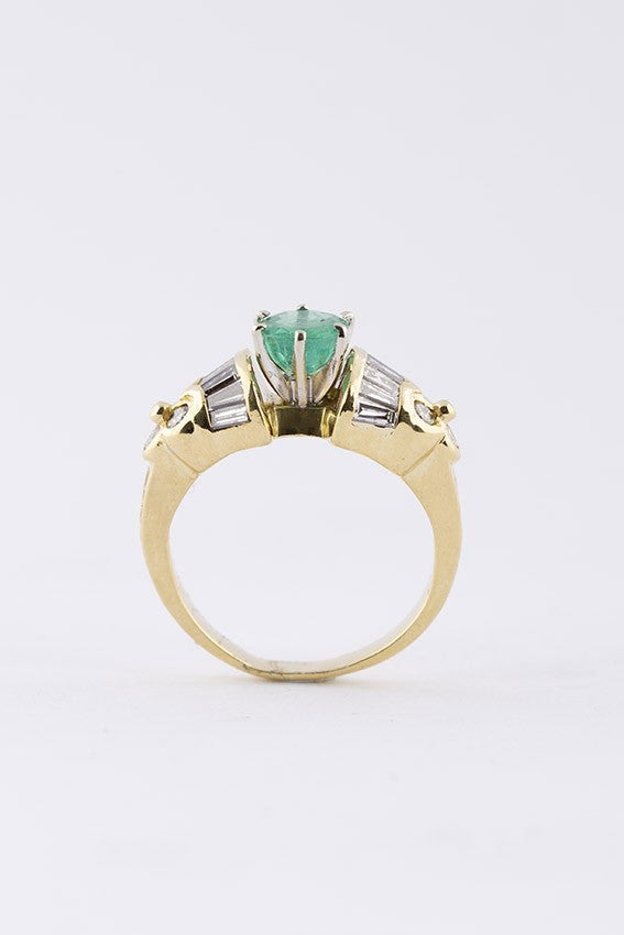 Gouden band ring met een smaragd en diamanten