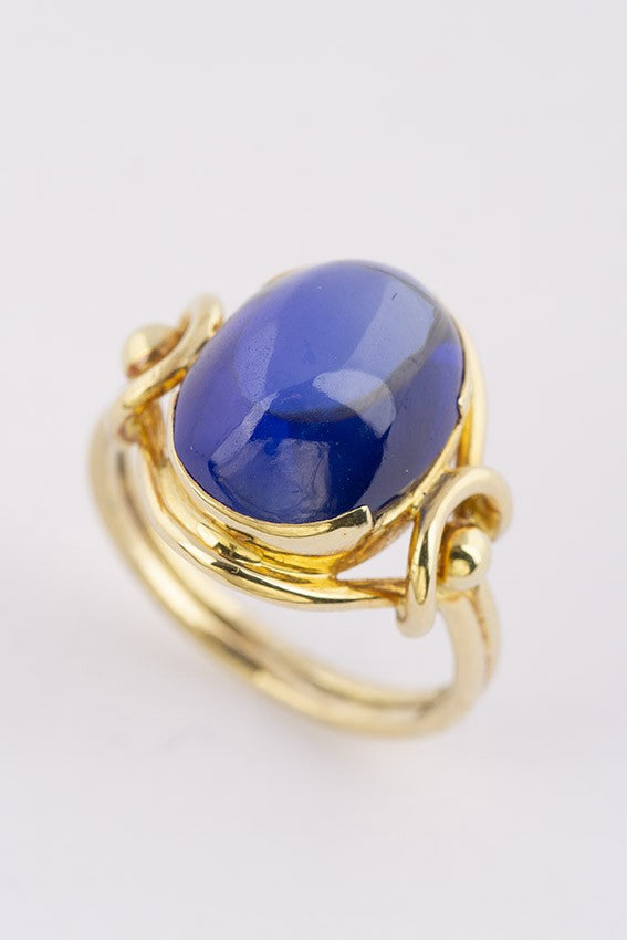 Gouden ring met cabochon geslepen synthetische saffier.