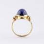 Gouden ring met cabochon geslepen synthetische saffier.