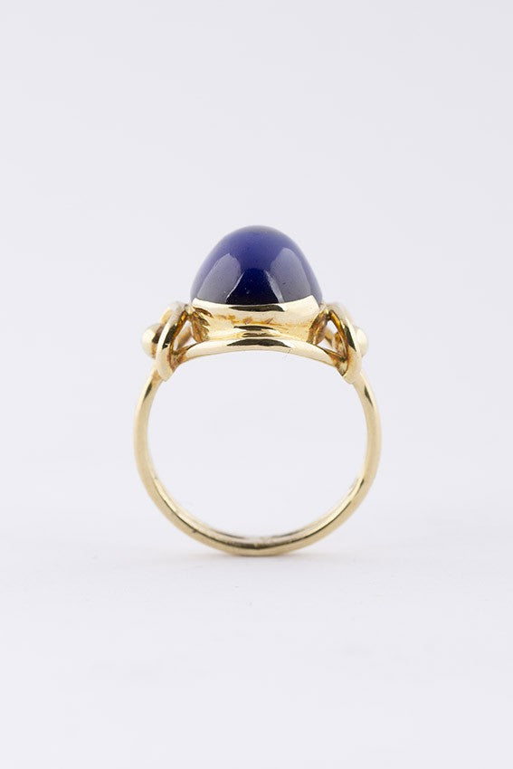 Gouden ring met cabochon geslepen synthetische saffier.