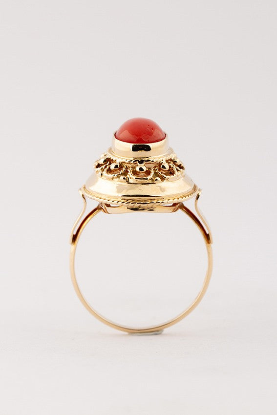 Gouden ring met een bloedkoraal
