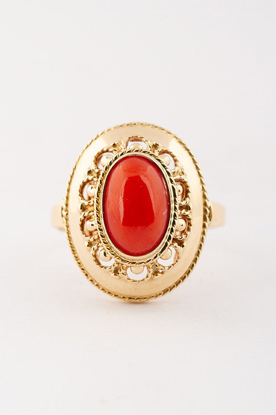Gouden ring met een bloedkoraal