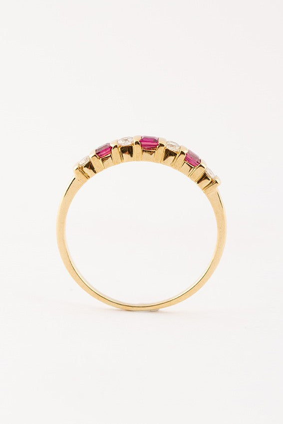 Gold row ring with brilliant and ruby