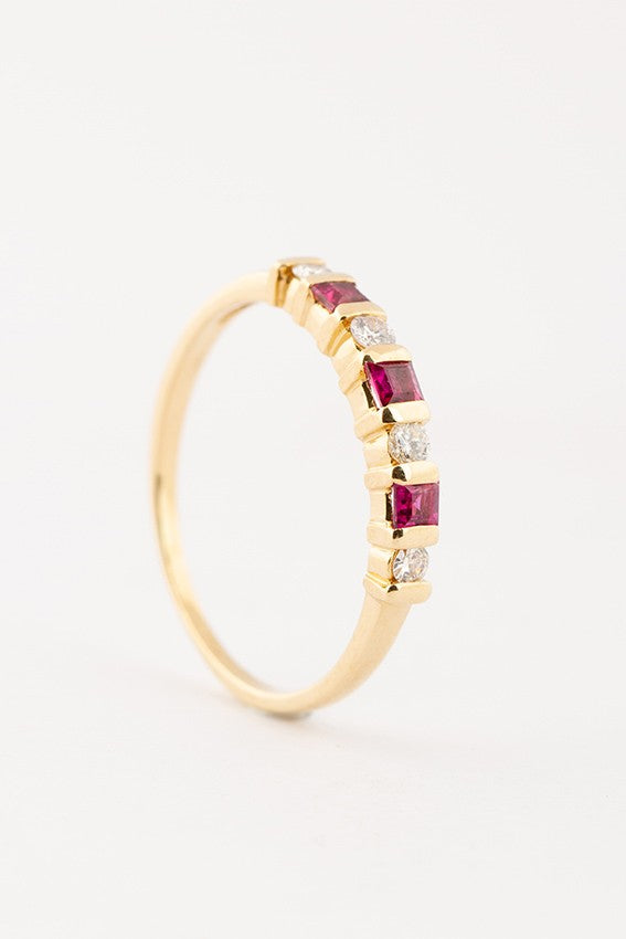 Gold row ring with brilliant and ruby