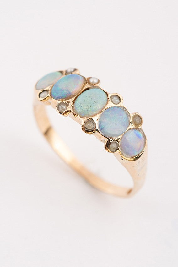 Engelse Victoriaanse ring met opalen