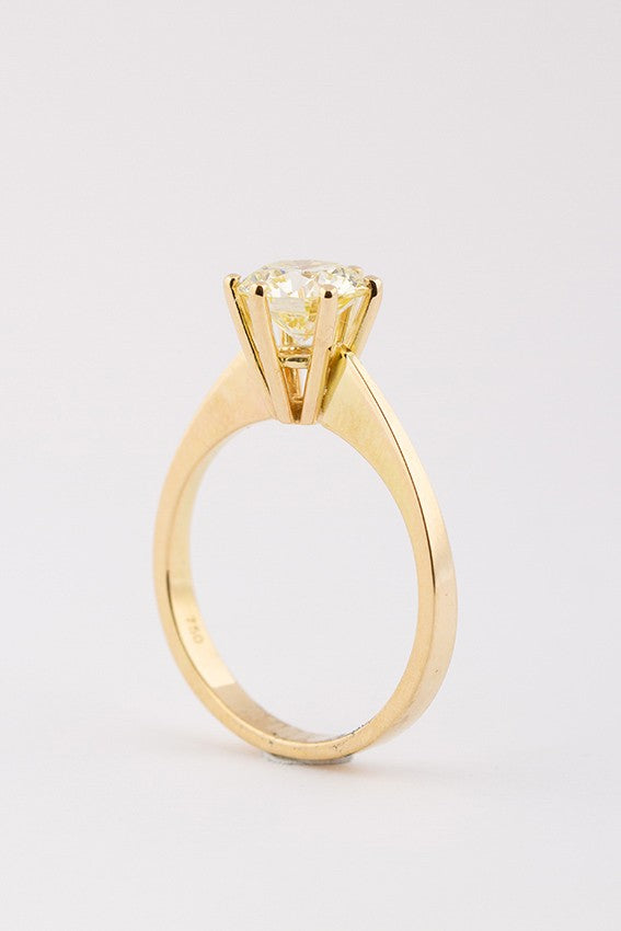 Gouden solitair ring met een briljant