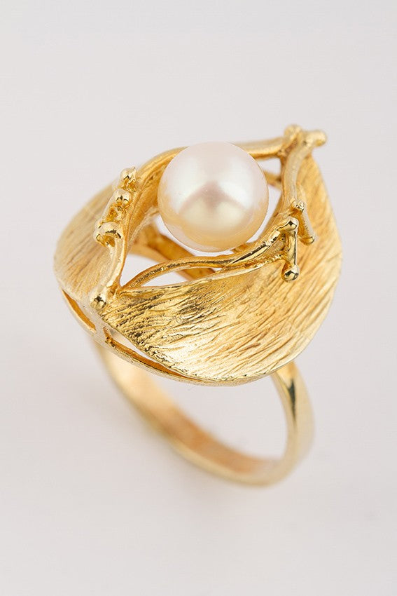 Gold ring with cultured pearl