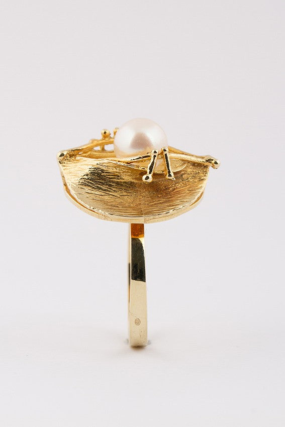 Gold ring with cultured pearl