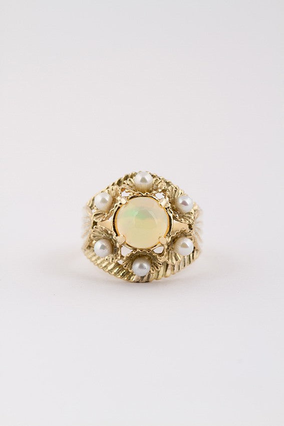 Gouden entourage ring met parels en vuur opaal