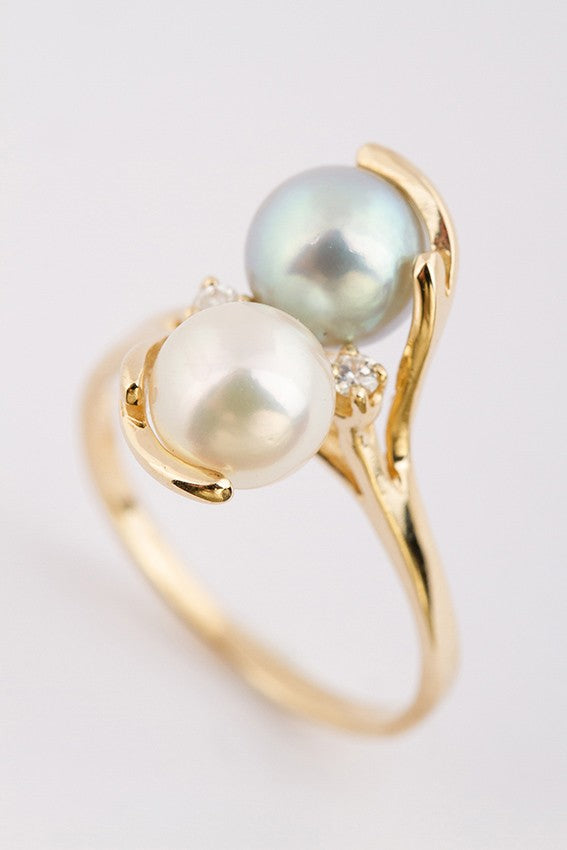 Gold ring with 2 pearls and diamonds
