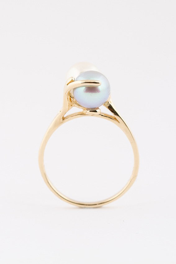 Gold ring with 2 pearls and diamonds