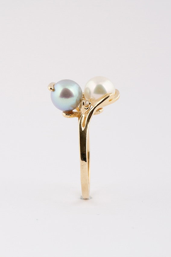 Gold ring with 2 pearls and diamonds