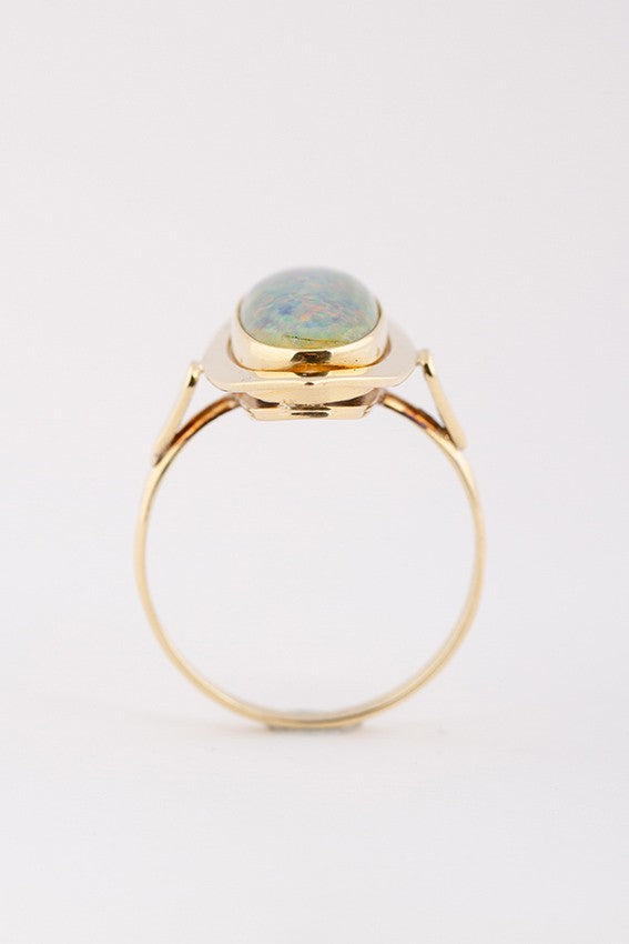 Gold ring with an opal triplet