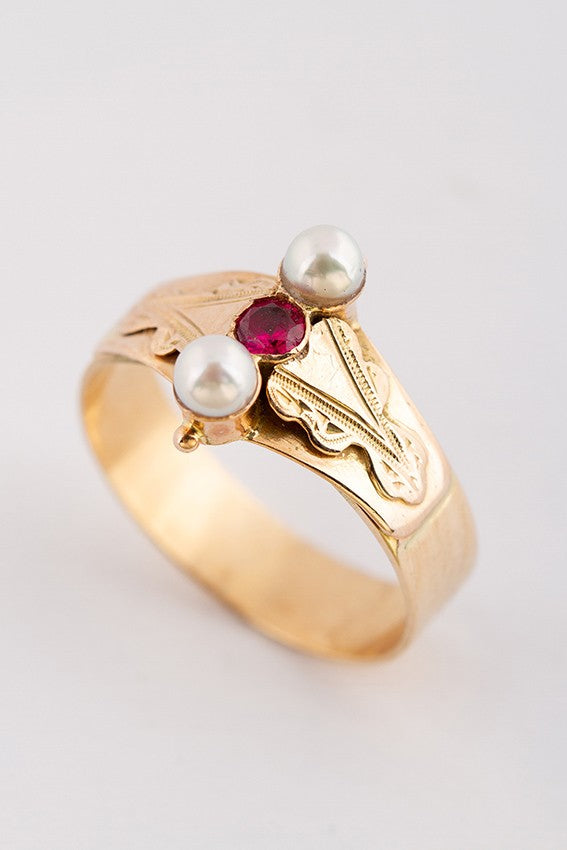 Antique gold ring with ruby ​​and pearls