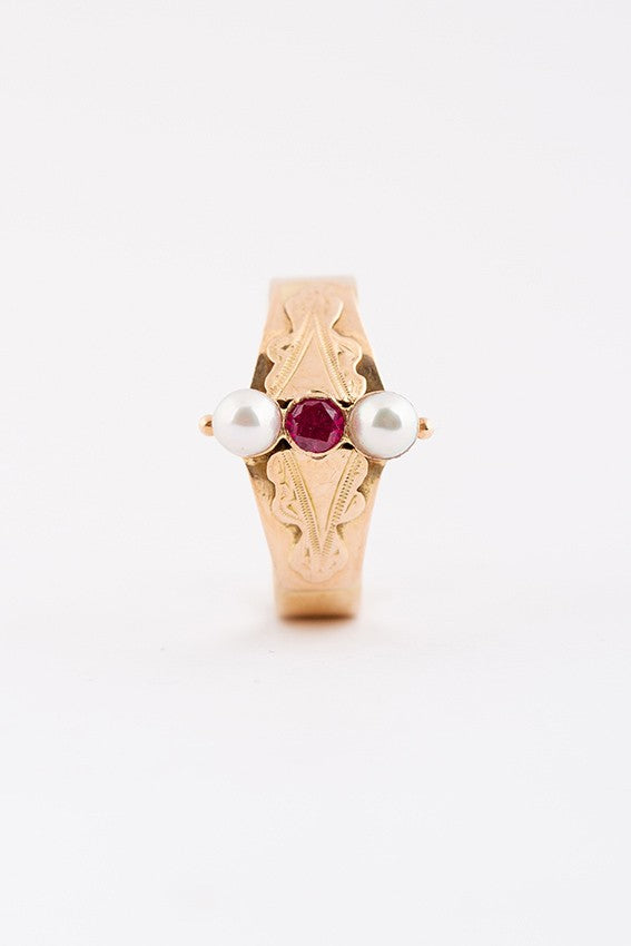 Antique gold ring with ruby ​​and pearls