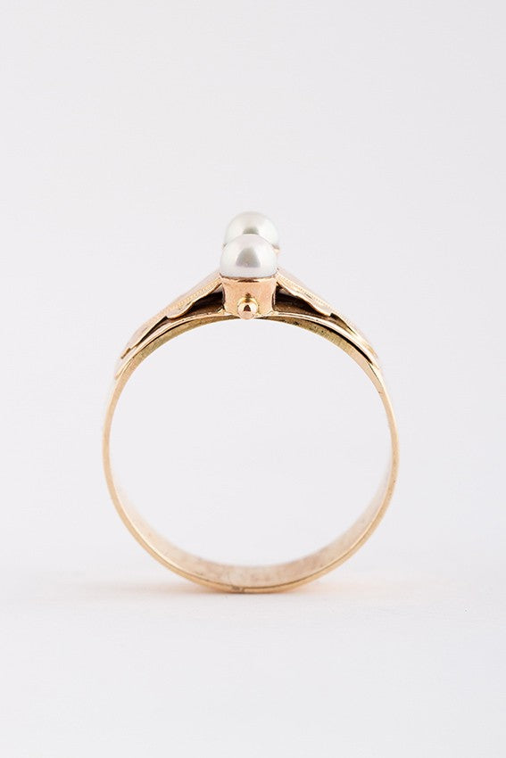 Antique gold ring with ruby ​​and pearls